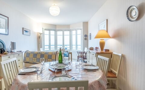 Saint Malo 260: Table, Meubles, Propriété, Cadre, Chaise, Fenêtre, Design Intérieur, Bois, L'Horloge, Salon