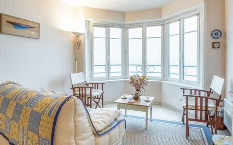 Saint Malo 260: Meubles, Propriété, Fenêtre, Table, Plante D'Appartement, Bleu Azur, Confort, Bois, Design Intérieur, Ombre