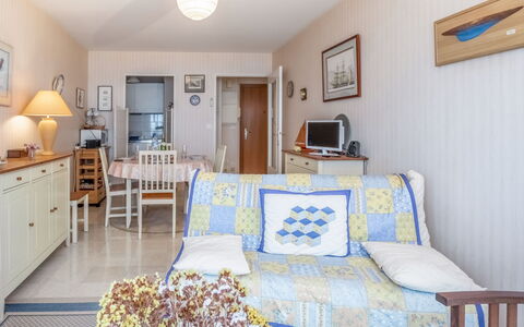 Saint Malo 260: Cadre, Meubles, Propriété, Table, Cabinetry, Bleu Azur, Design Intérieur, Éclairage, Chaise, Lampe