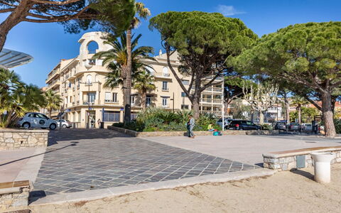 Les Sirènes: Ciel, Bâtiment, Propriété, Plante, Arbre, Bleu Azur, Surface De La Route, Ombre, Design Urbain, Fenêtre