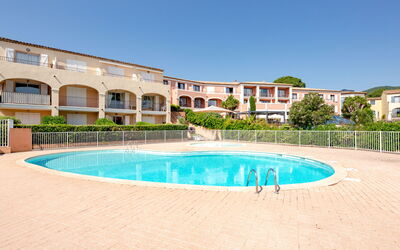 Sainte Maxime 152: L'Eau, Plante, Ciel, Bâtiment, Piscine, Arbre, Maison, Fenêtre, Immobilier, Loisir