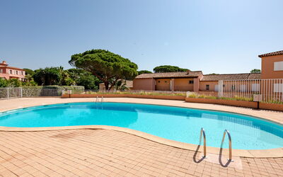 Sainte Maxime 152: L'Eau, Ciel, Bâtiment, Piscine, Plante, Arbre, Rectangle, Mobilier De Jardin, Maison, Herbe