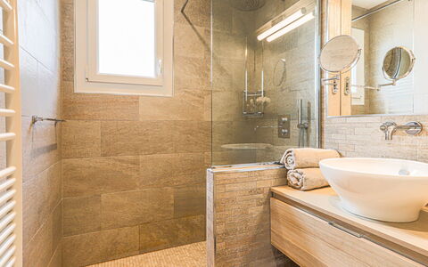 Saint Christophe: Miroir, Robinet, Propriété, Luminaire Plomberie, Évier, Armoire De Toilette, Lavabo, Salle De Bains, Design Intérieur, Bois