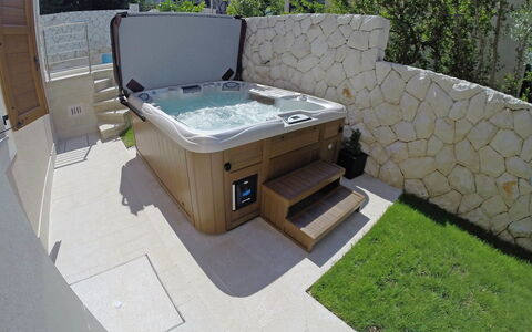 Villa Mustra: Propriété, Herbe, Jacuzzi, Maison, Architecture, Arrière-Cour, Communauté Des Plantes, Sol, Aménagement Paysager, Plante