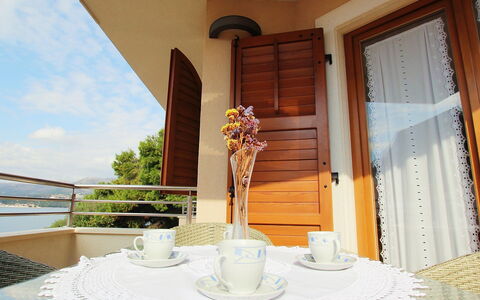 Villa Mustra: Propriété, Pièce, Design Intérieur, Jaune, Table, Maison, Immobilier, Bâtiment, Salle À Manger, Restaurant