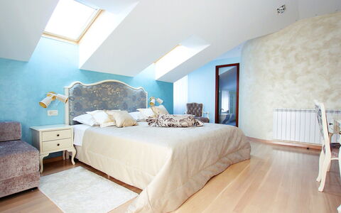 Villa Mustra: Chambre, Pièce, Meubles, Design Intérieur, Propriété, Plafond, Mur, Sol, Lit, Cadre De Lit