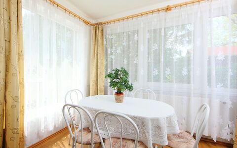 Sunny: Table, Meubles, Propriété, Plante, Fenêtre, Bois, Textile, Rideau, Chaise, Design Intérieur