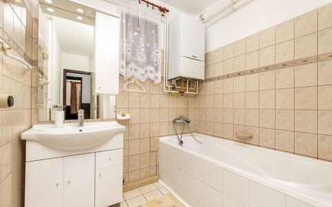 Sunny: Luminaire Plomberie, Baignoire, Robinet, Miroir, Évier, Propriété, Armoire De Toilette, Lavabo, Vert, Salle De Bains