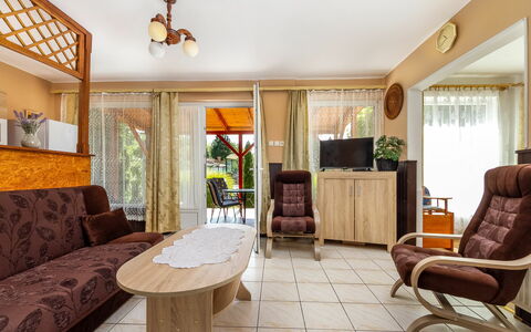 Sunny: Meubles, Table, Cadre, Plante, Canapé, Confort, Bois, Plante D'Appartement, Design Intérieur, Bâtiment