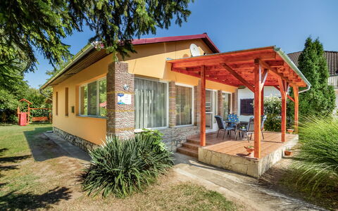 Sunny: Plante, Ciel, Fenêtre, Bâtiment, Porte, Arbre, Maison, Ombre, Lot Terre, Chalet