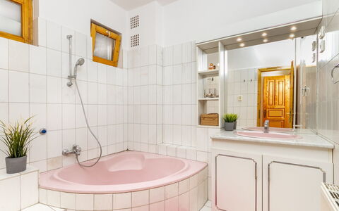 Ruby 2: Baignoire, Propriété, Robinet, Luminaire Plomberie, Bâtiment, Plante, Produit, Armoire De Toilette, Pot De Fleur