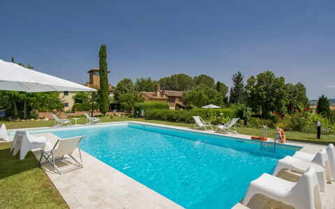 Aurelia: L'Eau, Ciel, Piscine, Meubles, Plante, Bleu Azur, Arbre, Balancelle, Chaise, Mobilier De Jardin