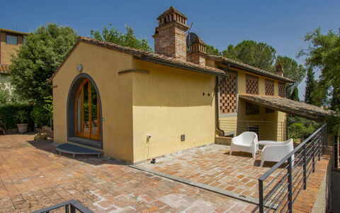 Aurelia: Ciel, Plante, Propriété, Bâtiment, Fenêtre, Arbre, Porte, Ombre, Lot Terre, Bois