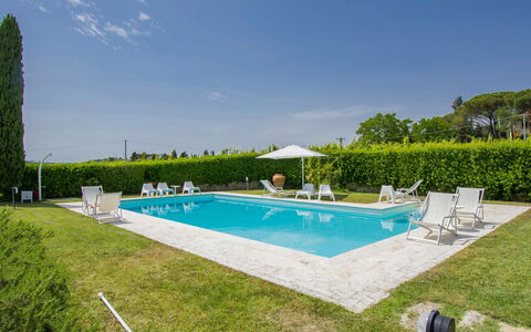 Aurelia: L'Eau, Plante, Ciel, Piscine, Nuage, Bâtiment, Ombre, Mobilier De Jardin, Rectangle, Arbre