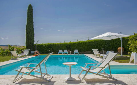 Aurelia: L'Eau, Ciel, Plante, Meubles, Bleu Azur, Ombre, Mobilier De Jardin, Rectangle, Balancelle, Piscine