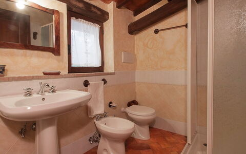 Poggiolo: Marron, Miroir, Évier, Propriété, Robinet, Luminaire Plomberie, Lavabo, Salle De Bains, Bâtiment, Violet