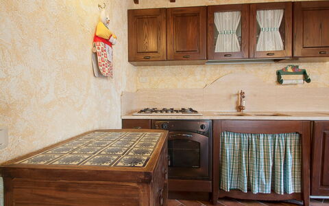 Poggiolo: Comptoir, Cabinetry, Cuisine, Bois, Design Intérieur, Tiroir, Sol, Sol, Appareil De Cuisine, Tache De Bois