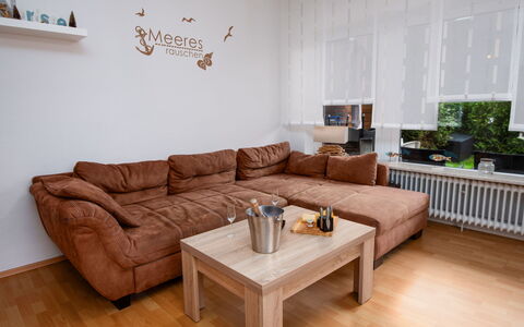 Meeresrauschen: Marron, Canapé, Meubles, Propriété, Table, Bois, Éclairage, Design Intérieur, Rectangle, Plante