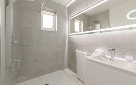 Wilde Zee with Terrace: Luminaire Plomberie, Robinet, Propriété, Bâtiment, Miroir, Lavabo, Fenêtre, Salle De Bains, Évier, Douche