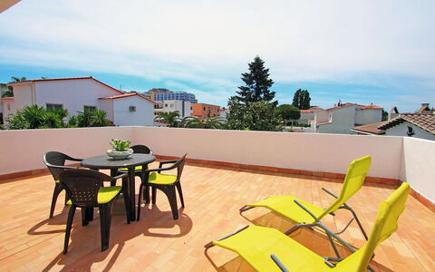 Sant Mori: Ciel, Table, Nuage, Meubles, Bâtiment, Chaise, Bois, Ombre, Mobilier De Jardin, Arbre