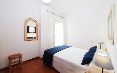 Sant Mori: Meubles, Propriété, Bâtiment, Confort, Bois, Bleu Azur, Fenêtre, Éclairage, Design Intérieur, Cadre De Lit