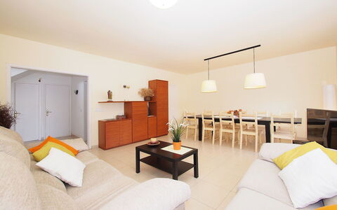 Sant Mori: Propriété, Meubles, Confort, Table, Télévision, Plante D'Appartement, Orange, Bâtiment, Bois, Design Intérieur