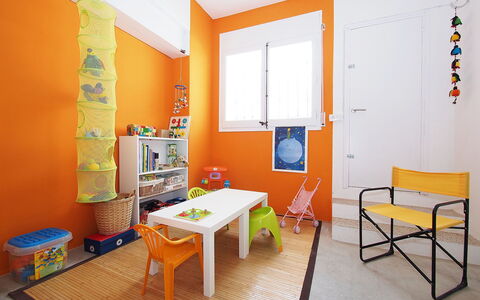 Sant Mori: Meubles, Table, Bâtiment, Fenêtre, Orange, Salon, Design Intérieur, Sol, Maison, Sol