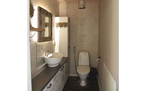Villa Miestamo: Mur, Luminaire Plomberie, Lavabo, Salle De Bains, Sol, Évier, Design Intérieur, Sol, Plomberie, Robinet