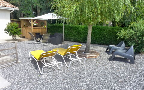 Sainte Marie: Plante, Propriété, Meubles, Arbre, Ombre, Mobilier De Jardin, Herbe, Surface De La Route, Chaise, Bâtiment