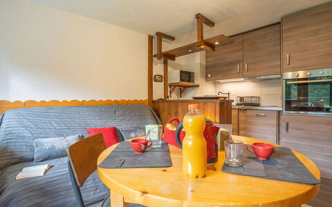 Clos des Outannes: Meubles, Table, Propriété, Vaisselle, Bâtiment, Bois, Chaise, Éclairage, Orange, Design Intérieur