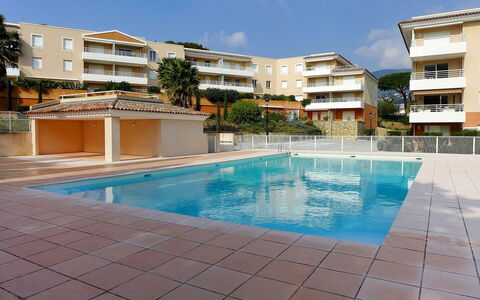 Cavalaire 154: L'Eau, Ciel, Bâtiment, Plante, Fenêtre, Piscine, Nuage, Bleu Azur, Arbre, Maison