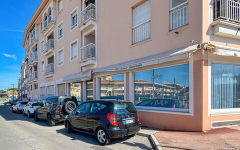 Saint-Raphaël 161: Roue, Voiture, Véhicule, Fenêtre, Propriété, Bâtiment, Bleu, Ciel