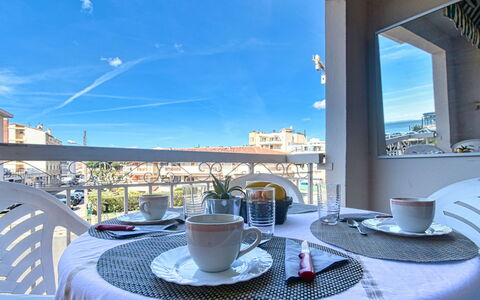 Saint-Raphaël 161: Table, Vaisselle, Ciel, Meubles, Jour, Propriété, Lumière, Vaisselle, Bleu, Bleu Azur