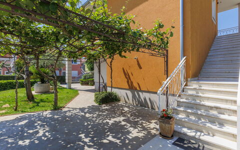 Umag 119: Plante, Propriété, Bâtiment, Pot De Fleur, Ombre, Design Urbain, Quartier, Surface De La Route, Zone Résidentielle, Immobilier
