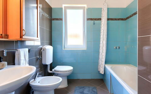 Umag 119: Évier, Luminaire Plomberie, Propriété, Baignoire, Robinet, Violet, Salle De Bains, Tete De Douche, Bleu Azur, Lavabo