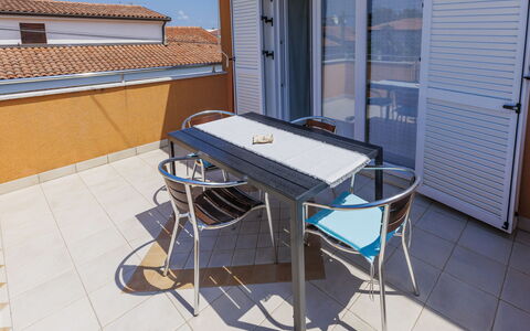 Umag 119: Table, Fenêtre, Meubles, Bâtiment, Bois, Ombre, Mobilier De Jardin, Sol, Sol, Porte