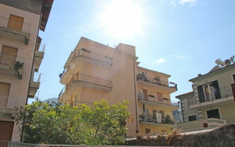 Sant'Antonio: Ciel, Bâtiment, Jour, Fenêtre, Plante, Nuage, Design Urbain, Clôture, Condominium, Biome