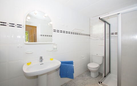 Bilbao: Luminaire Plomberie, Propriété, Bâtiment, Photographier, Miroir, Évier, Salle De Bains, Violet, Siège De Toilette