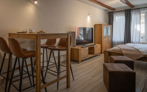 Morthey 3: Meubles, Cadre, Bois, Table, Design Intérieur, Fenêtre, Sol, Bâtiment, Rideau, Sol