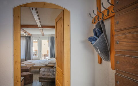 Morthey 3: Bâtiment, Propriété, Meubles, Bois, Maison, Confort, Design Intérieur, Sol, Porte, Sol