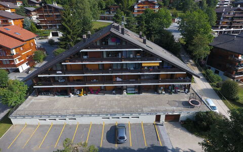 Ovronnaz 502: Plante, Bâtiment, Voiture, Infrastructure, Arbre, Fenêtre, Surface De La Route, Pente, Design Urbain, Véhicule