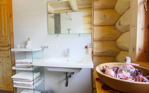Chalet Karin: Robinet, Évier, Miroir, Propriété, Lavabo, Luminaire Plomberie, Armoire De Toilette, Violet, Salle De Bains, Design Intérieur