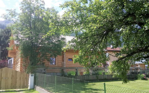 Chalet Karin: Plante, Nuage, Propriété, Bâtiment, Ciel, Arbre, Ombre, Lot Terre, Clôture, Fenêtre