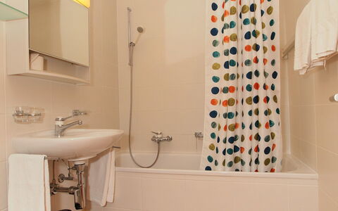 Ovronnaz 505: Miroir, Robinet, Luminaire Plomberie, Propriété, Évier, Lavabo, Salle De Bains, Violet, Bâtiment, Design Intérieur