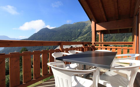 Ovronnaz 505: Ciel, Nuage, Propriété, Bâtiment, Table, Bois, Porche, Ombre, Arbre, Maison