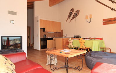 Fénestral 301 505.3: Meubles, Propriété, Canapé, Table, Bois, Design Intérieur, Confort, Orange, Salon, Maison