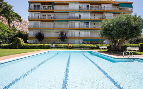 Buenos Aires: Plante, Ciel, Bâtiment, Fenêtre, Porte, Arbre, Maison, Design Urbain, Condominium, Piscine