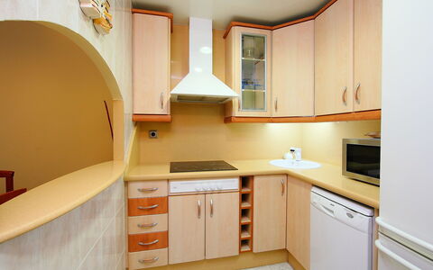 Buenos Aires: Cabinetry, Comptoir, Meubles, Bâtiment, Tiroir, Cuisinière, Cuisine, Appareil De Cuisine, Bois, Chaise