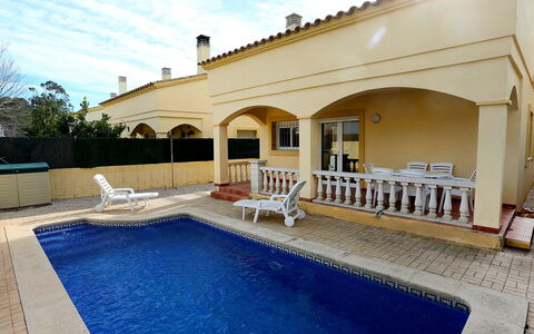 Tatiana: L'Eau, Ciel, Propriété, Nuage, Meubles, Piscine, Bâtiment, Chaise, Bleu Azur, Fenêtre