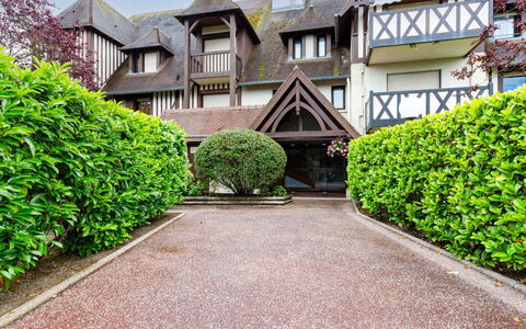 Les Manoirs: Arbuste, Maison, Domicile, Zone Résidentielle, Jardin, Biens, Haie, Aménagement Paysager, Manoir
